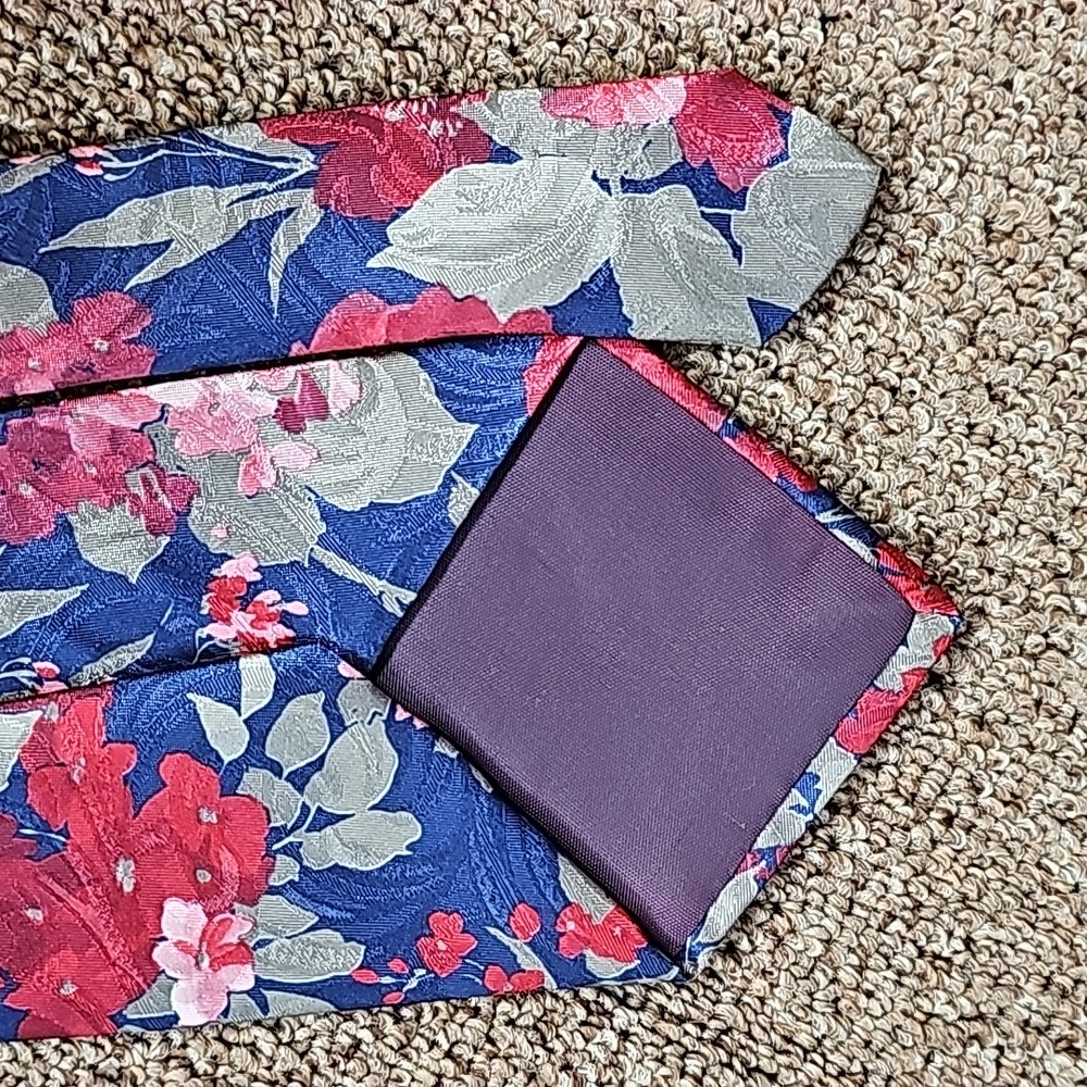 Tie - Picture 7 of 11